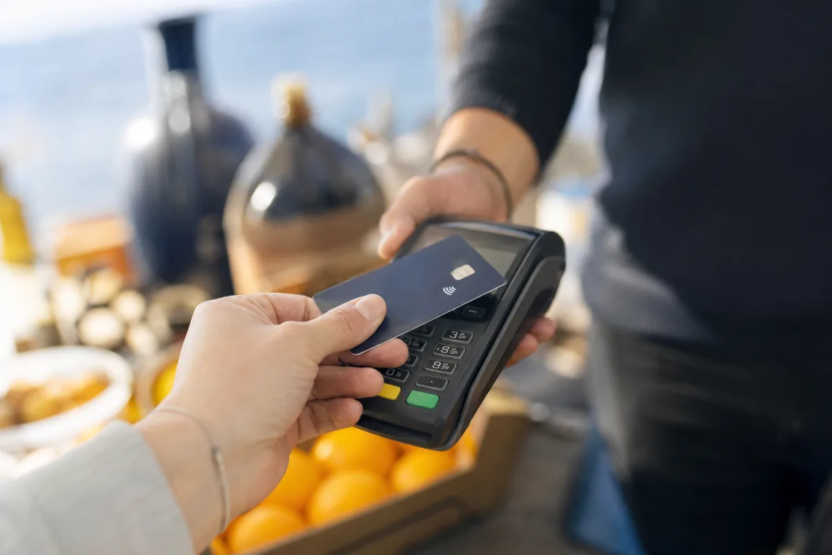 Kortterminal utomlands som frågar om betalning i lokal valuta eller svenska kronor