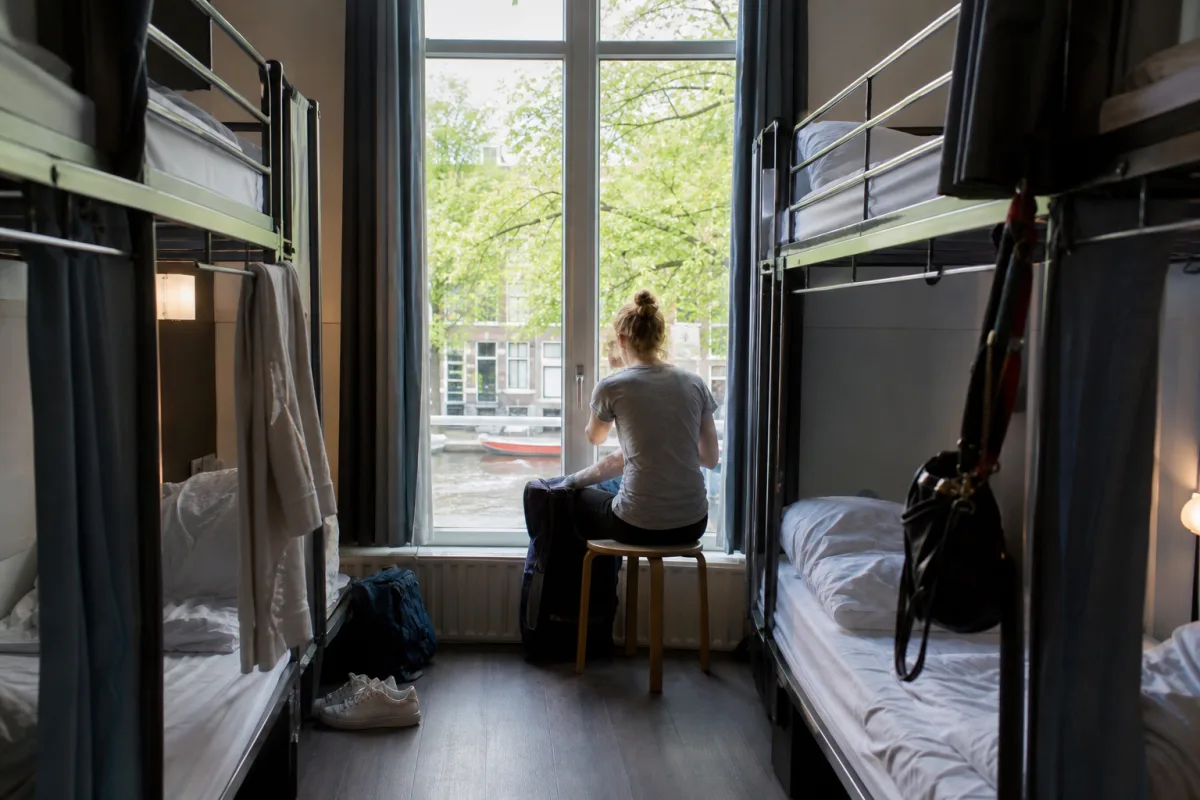 Sovsal på hostel med kanalutsikt i Amsterdam