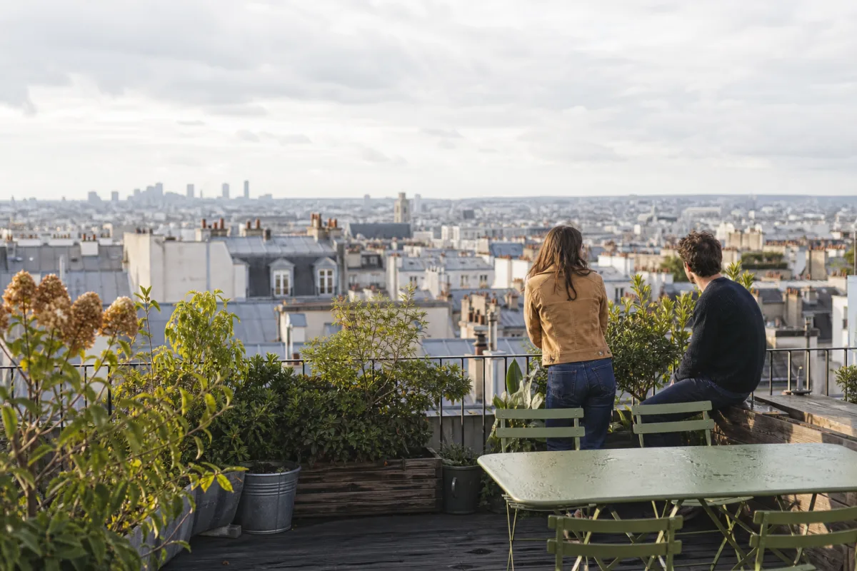 Hostelterrass med utsikt över Montmartre i Paris