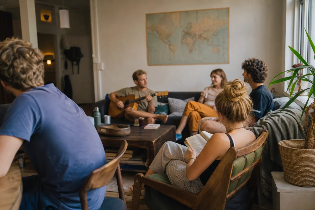 Gemensamt vardagsrum på hostel med resenärer